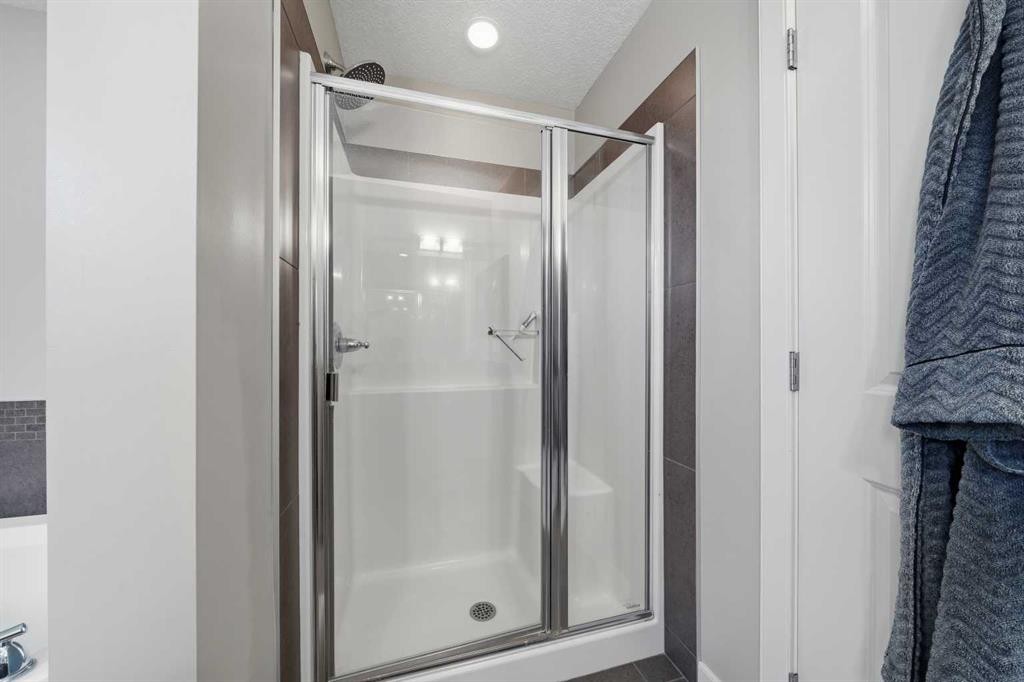 4 Drake Landing Gate, Okotoks, AB - Indoor Photo Showing Bathroom