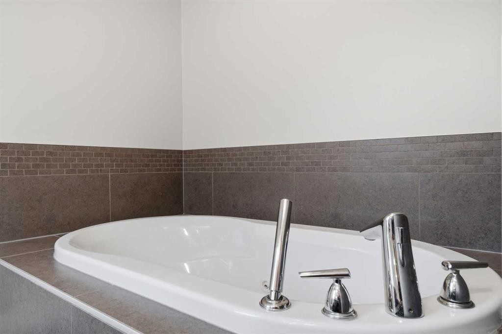 4 Drake Landing Gate, Okotoks, AB - Indoor Photo Showing Bathroom