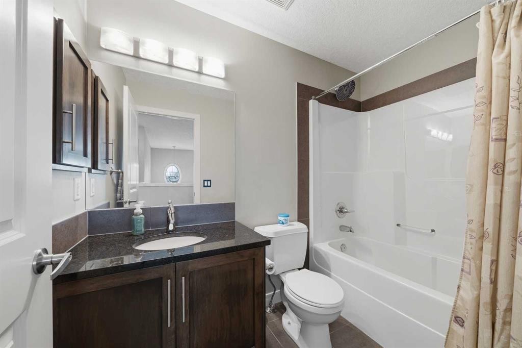 4 Drake Landing Gate, Okotoks, AB - Indoor Photo Showing Bathroom