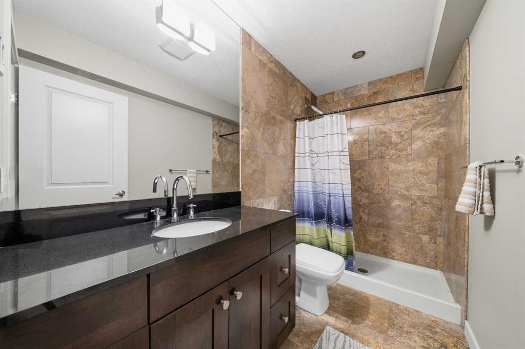 4 Drake Landing Gate, Okotoks, AB - Indoor Photo Showing Bathroom