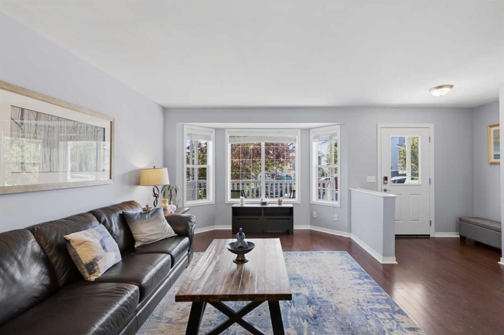 140 Hidden Point Nw, Calgary, AB - Indoor Photo Showing Living Room