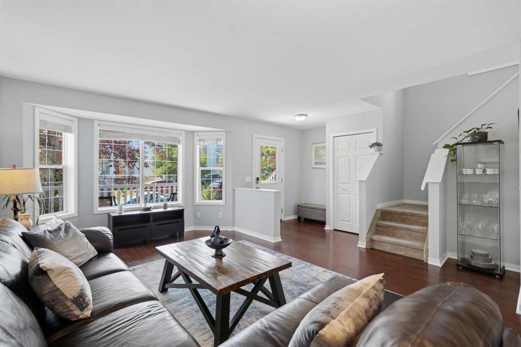140 Hidden Point Nw, Calgary, AB - Indoor Photo Showing Living Room