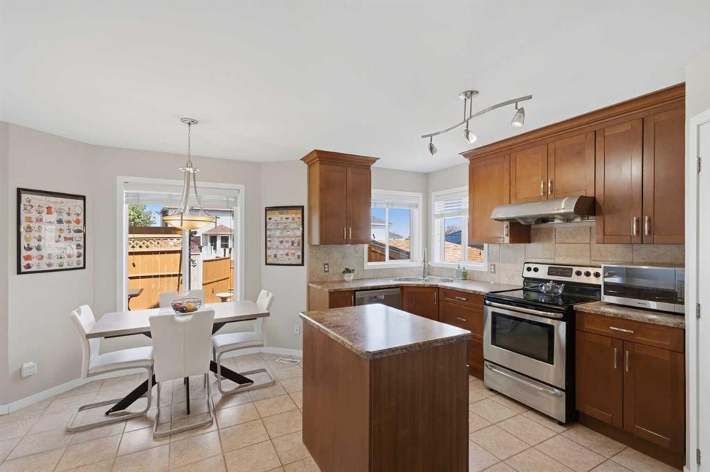 140 Hidden Point Nw, Calgary, AB - Indoor Photo Showing Kitchen With Double Sink