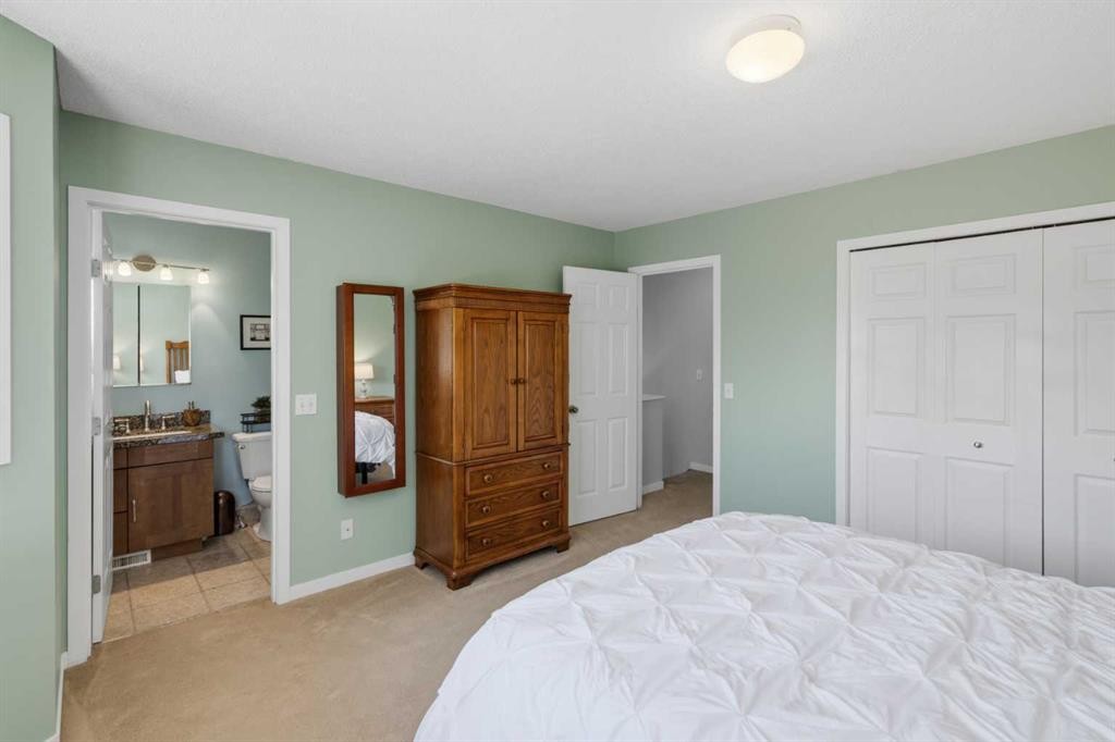 140 Hidden Point Nw, Calgary, AB - Indoor Photo Showing Bedroom