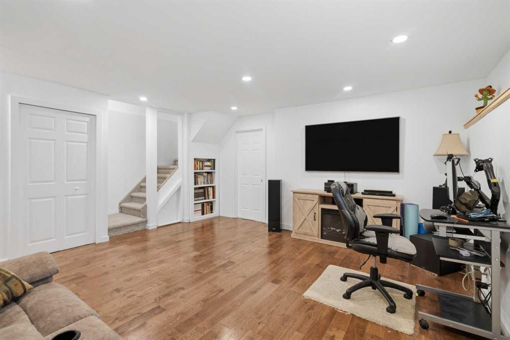 140 Hidden Point Nw, Calgary, AB - Indoor