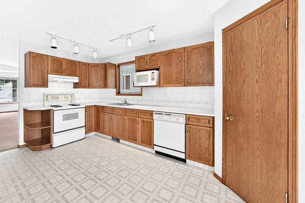 396 Hawkstone Drive Nw, Calgary, AB - Indoor Photo Showing Kitchen