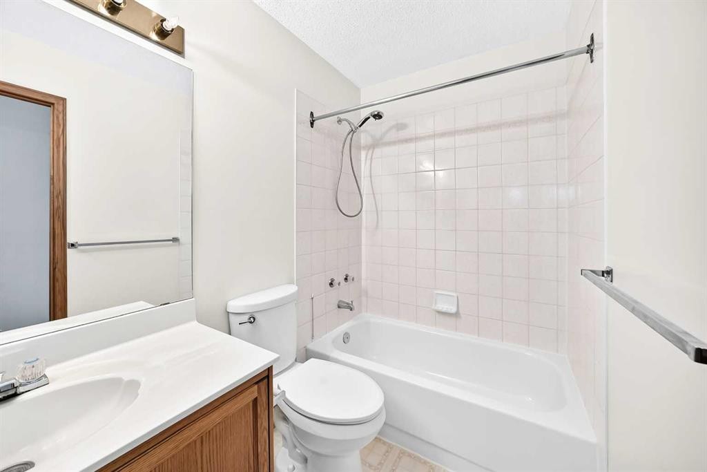 396 Hawkstone Drive Nw, Calgary, AB - Indoor Photo Showing Bathroom