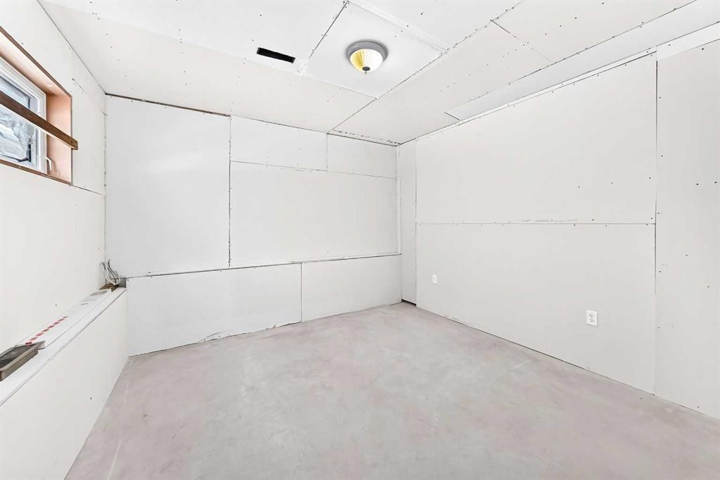 396 Hawkstone Drive Nw, Calgary, AB - Indoor Photo Showing Other Room