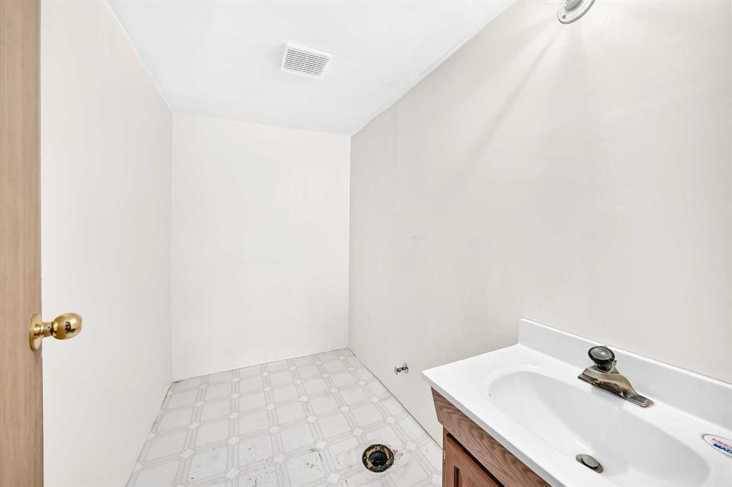 396 Hawkstone Drive Nw, Calgary, AB - Indoor Photo Showing Bathroom
