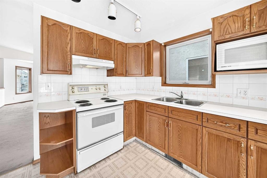 396 Hawkstone Drive Nw, Calgary, AB - Indoor Photo Showing Kitchen With Double Sink