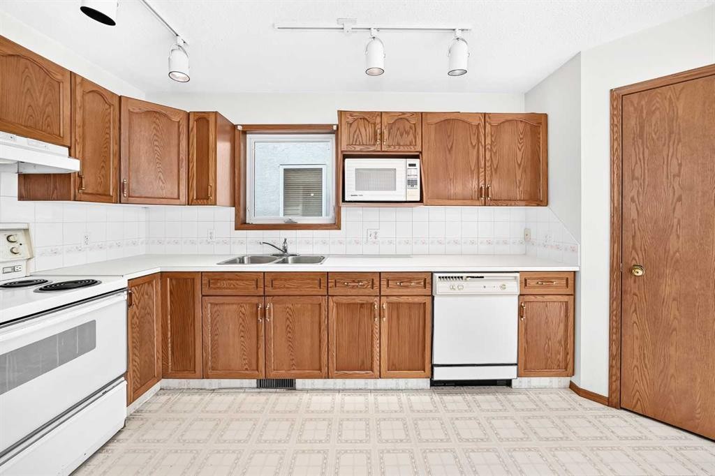 396 Hawkstone Drive Nw, Calgary, AB - Indoor Photo Showing Kitchen With Double Sink