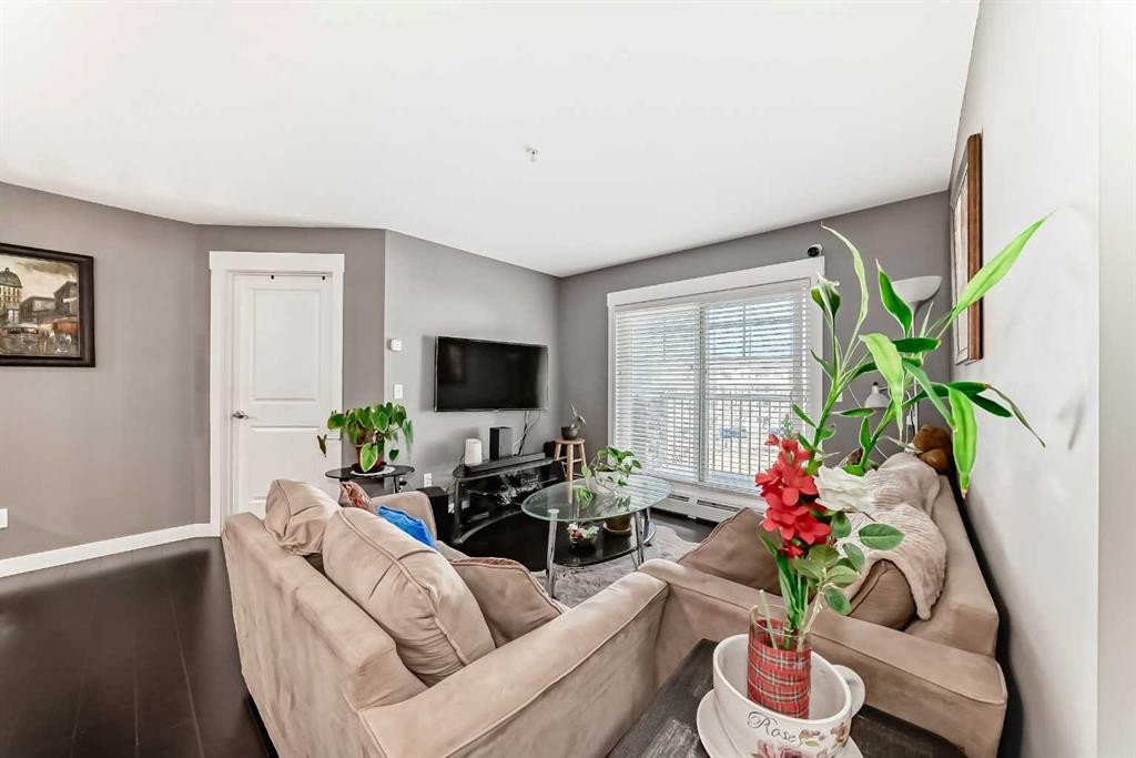 3313-11 Mahogany Row Se, Calgary, AB - Indoor Photo Showing Living Room
