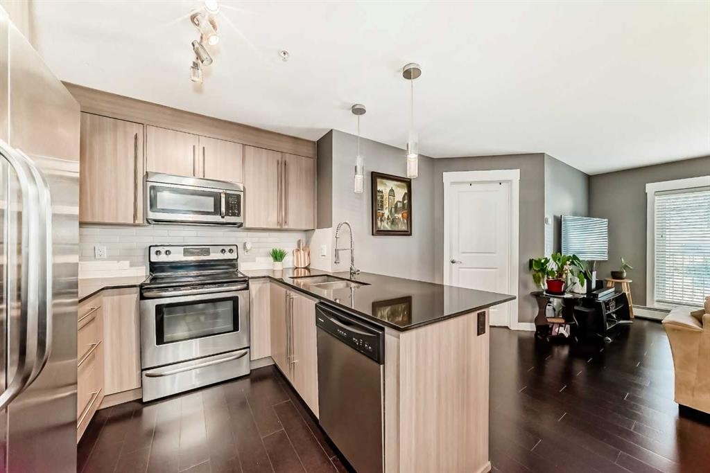 3313-11 Mahogany Row Se, Calgary, AB - Indoor Photo Showing Kitchen