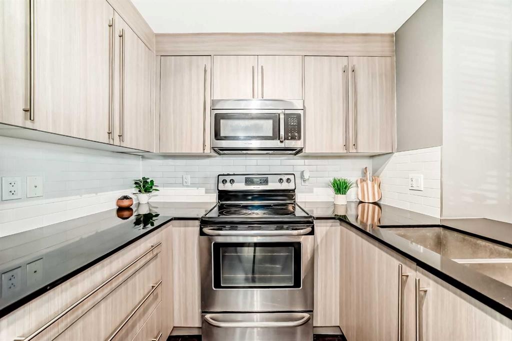 3313-11 Mahogany Row Se, Calgary, AB - Indoor Photo Showing Kitchen