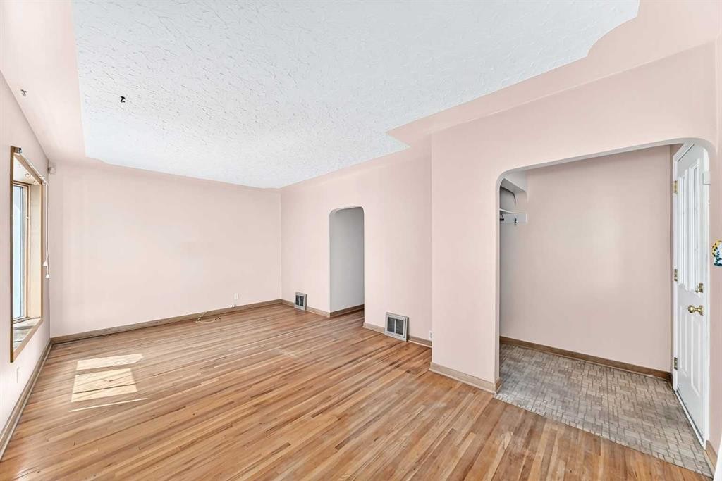 1703 32 Street Sw, Calgary, AB - Indoor Photo Showing Other Room