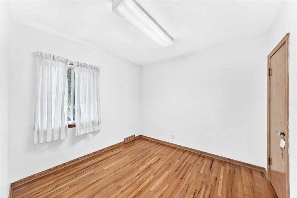 1703 32 Street Sw, Calgary, AB - Indoor Photo Showing Other Room