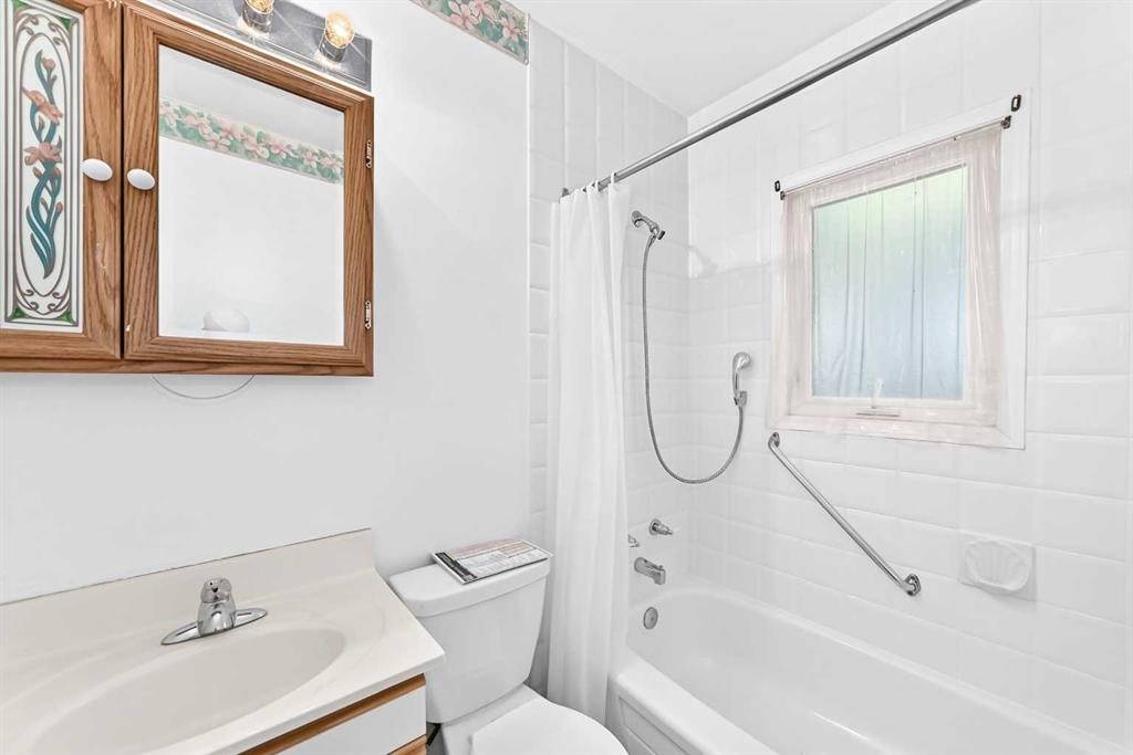 1703 32 Street Sw, Calgary, AB - Indoor Photo Showing Bathroom