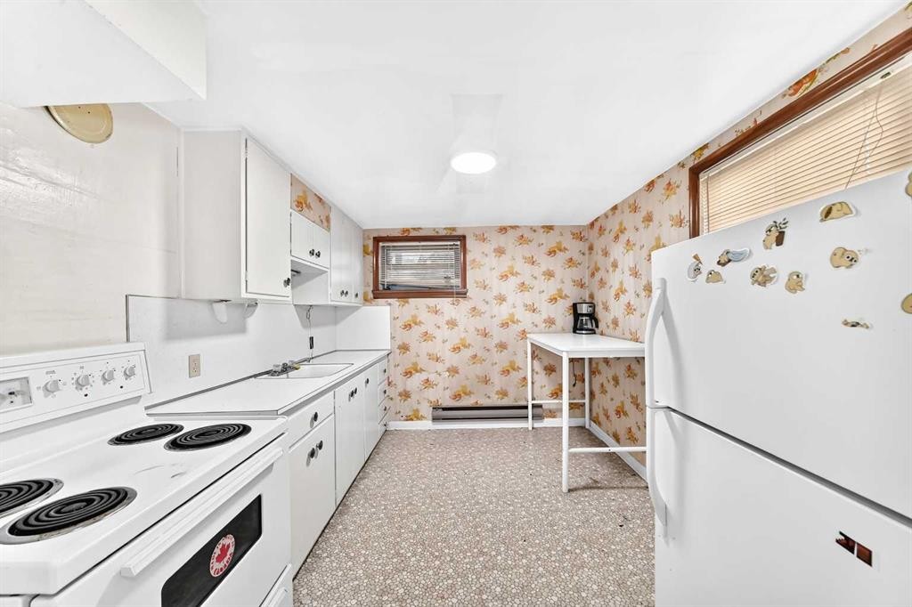 1703 32 Street Sw, Calgary, AB - Indoor Photo Showing Kitchen