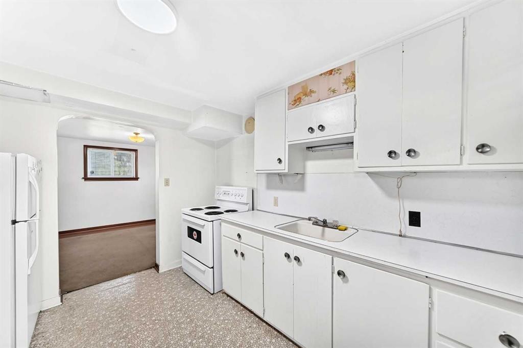 1703 32 Street Sw, Calgary, AB - Indoor Photo Showing Kitchen