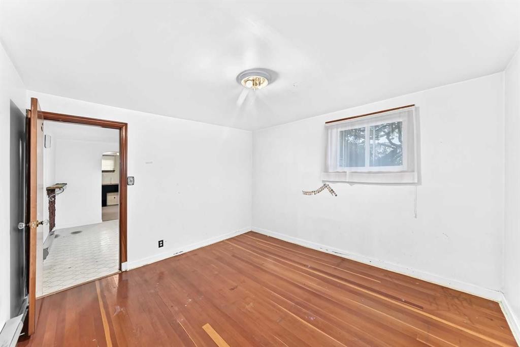 1703 32 Street Sw, Calgary, AB - Indoor Photo Showing Other Room