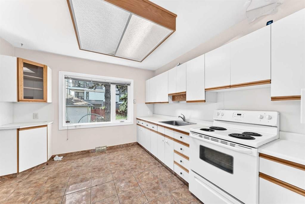 1703 32 Street Sw, Calgary, AB - Indoor Photo Showing Kitchen
