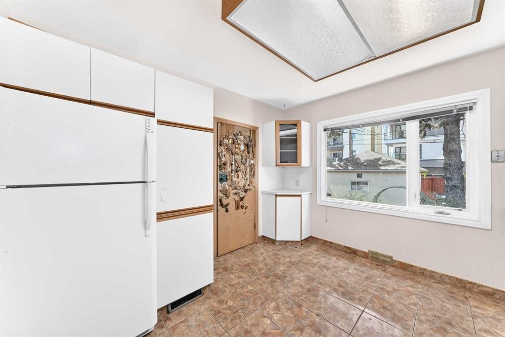 1703 32 Street Sw, Calgary, AB - Indoor Photo Showing Other Room