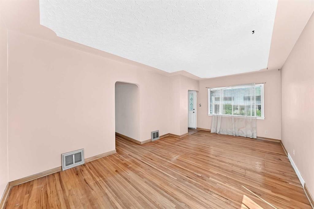1703 32 Street Sw, Calgary, AB - Indoor Photo Showing Other Room