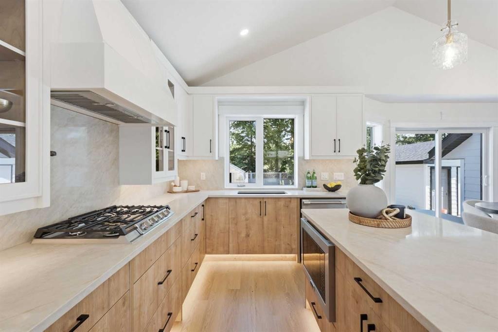 3375 Breton Close Nw, Calgary, AB - Indoor Photo Showing Kitchen With Upgraded Kitchen
