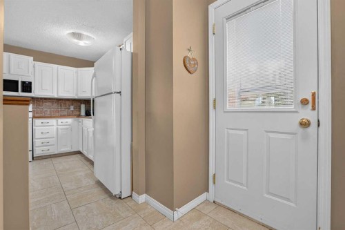 172 Queensland Road Se, Calgary, AB 