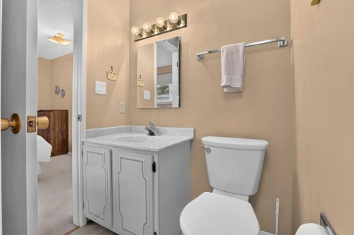 172 Queensland Road Se, Calgary, AB 