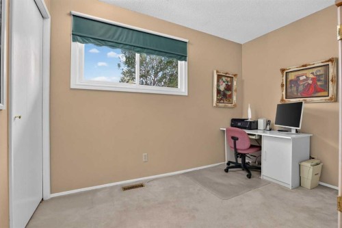 172 Queensland Road Se, Calgary, AB 