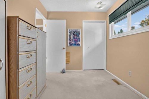 172 Queensland Road Se, Calgary, AB 