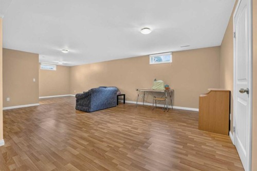 172 Queensland Road Se, Calgary, AB 