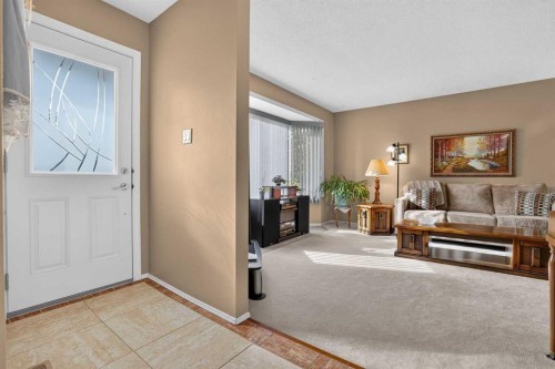172 Queensland Road Se, Calgary, AB 