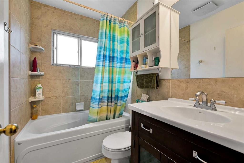 6 Tipton Place Nw, Calgary, AB - Indoor Photo Showing Bathroom