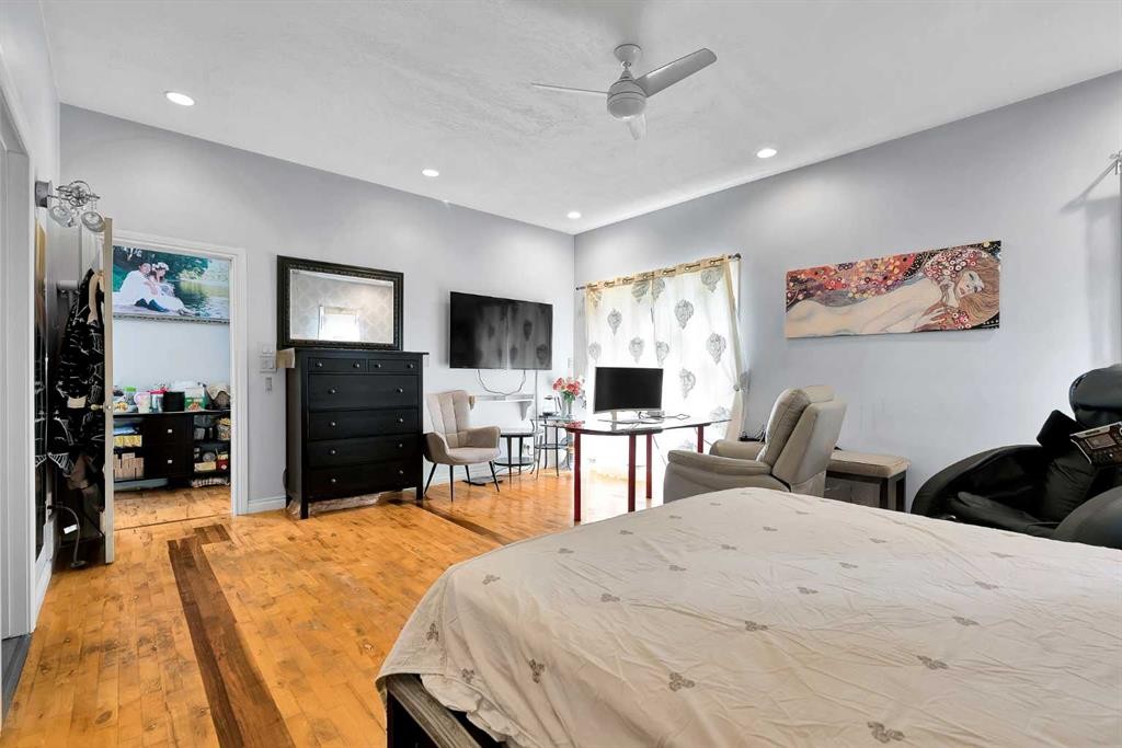 6 Tipton Place Nw, Calgary, AB - Indoor Photo Showing Bedroom