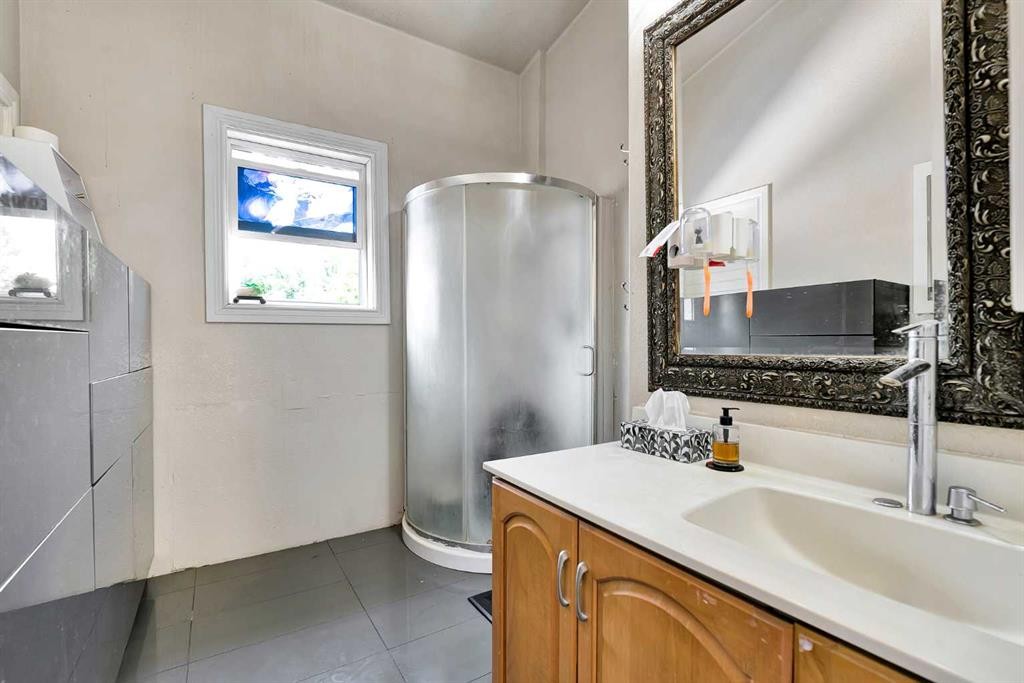 6 Tipton Place Nw, Calgary, AB - Indoor Photo Showing Bathroom