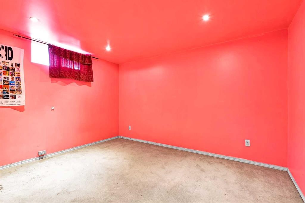 6 Tipton Place Nw, Calgary, AB - Indoor Photo Showing Other Room