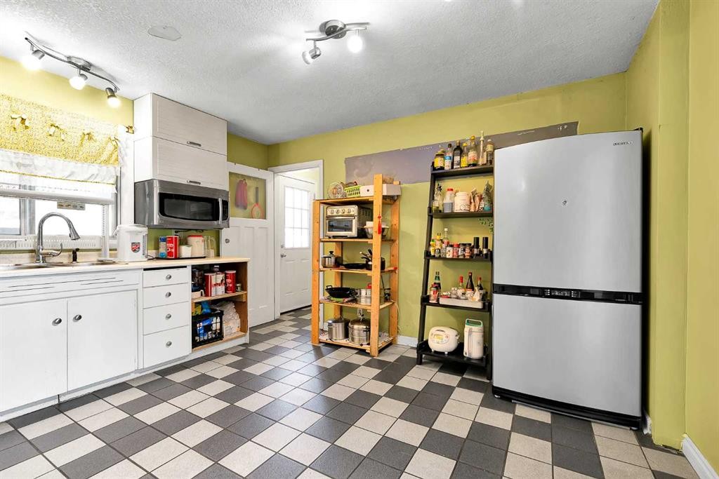 6 Tipton Place Nw, Calgary, AB - Indoor Photo Showing Kitchen