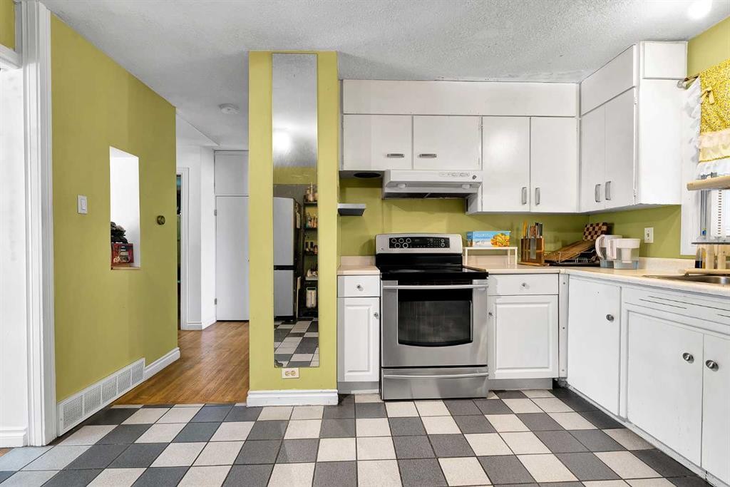 6 Tipton Place Nw, Calgary, AB - Indoor Photo Showing Kitchen
