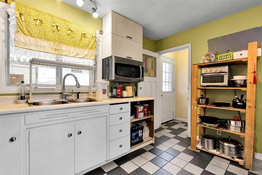 6 Tipton Place Nw, Calgary, AB - Indoor Photo Showing Kitchen With Double Sink