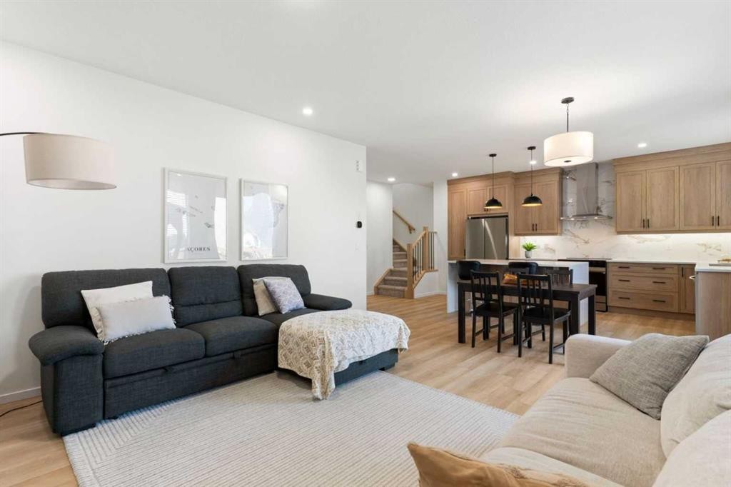 18 Southwinds Link Sw, Airdrie, AB - Indoor Photo Showing Living Room