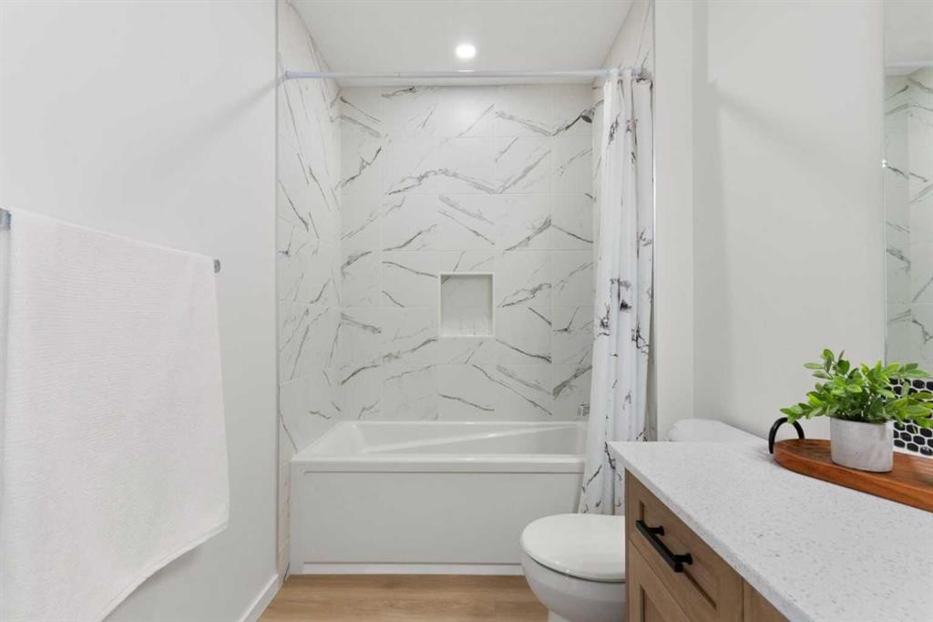 18 Southwinds Link Sw, Airdrie, AB - Indoor Photo Showing Bathroom