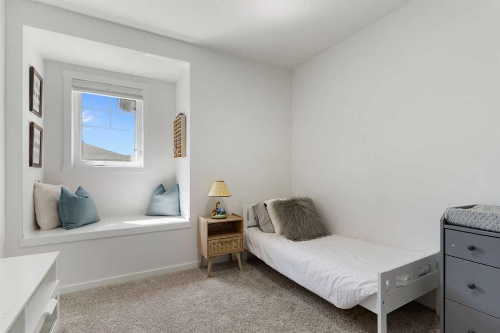 18 Southwinds Link Sw, Airdrie, AB - Indoor Photo Showing Bedroom