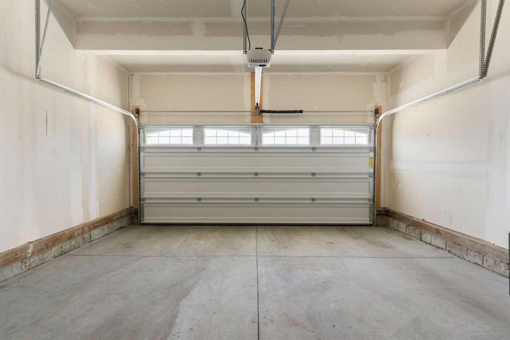 18 Southwinds Link Sw, Airdrie, AB - Indoor Photo Showing Garage