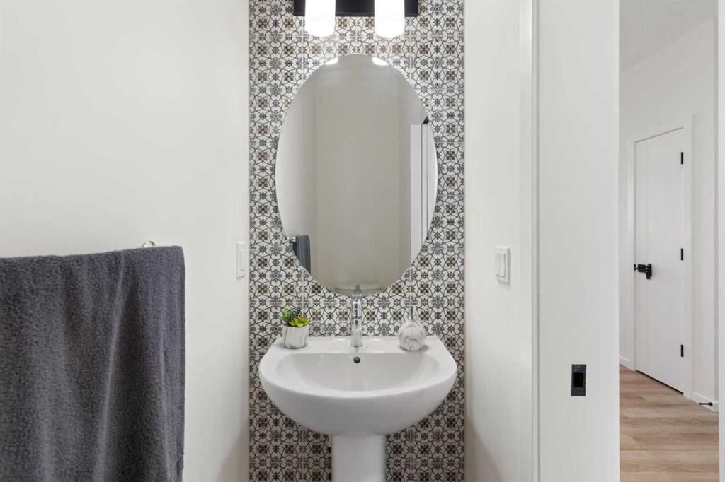 18 Southwinds Link Sw, Airdrie, AB - Indoor Photo Showing Bathroom