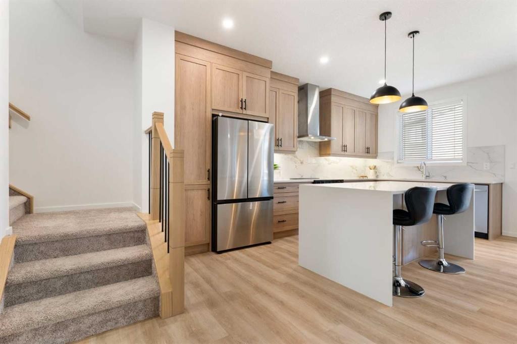 18 Southwinds Link Sw, Airdrie, AB - Indoor Photo Showing Kitchen With Upgraded Kitchen