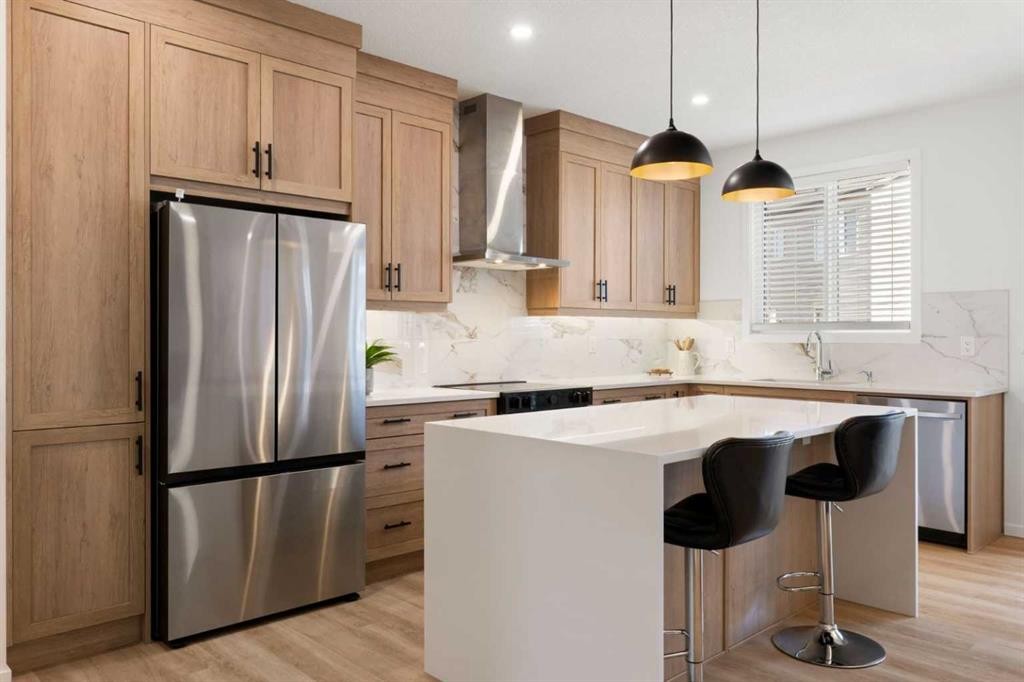 18 Southwinds Link Sw, Airdrie, AB - Indoor Photo Showing Kitchen With Upgraded Kitchen