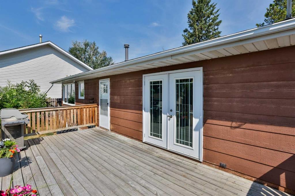 425 Cottonwood Drive, Vulcan, AB - Outdoor With Deck Patio Veranda With Exterior