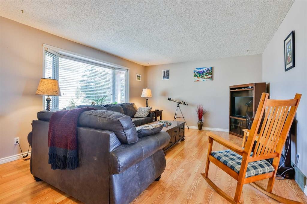 425 Cottonwood Drive, Vulcan, AB - Indoor Photo Showing Living Room